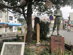 旅の起点はＪＲ東海道線の二宮駅

まずは海側の南口へ。
ロータリーには、終戦間際に二宮駅への米軍の機銃掃射で民間人（江戸切子の職人）の父親を亡くした高木敏子さんの戦争体験記「ガラスのうさぎ」をモチーフにした像が建てられています。
http://www.town.ninomiya.kanagawa.jp/i/soshiki/soumu/somu/shomujinji/s01/1530606890597.html

