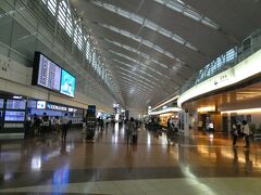 朝６時に羽田空港着。
今回の出張は、朝一番の広島空港着の便に搭乗予定です。