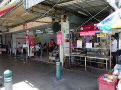 ピンクのカオマンガイ … 店頭に行列がありませんでした