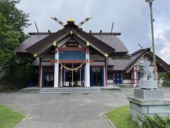 神社の左脇に公園へ登っていく道があります。
車道を歩くと遠回りなので助かりました。