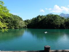 ビジターセンターを過ぎると、沼群で一番大きく磐梯山も仰ぎ見ることのできる毘沙門沼が広がっていました。絶景です。
磐梯山の噴火で崩壊した山肌が茶色くダイナミックに見えます。表側から見た景色と全く違い、同じ山とは思えないほどの険しさです。