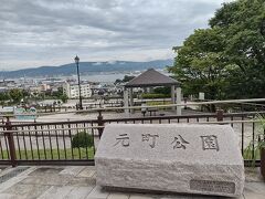 元町公園。
ちょっと曇り空なのが残念ですが、やっぱり北海道は全然涼しくて良いですね。
気温は２５度くらい。全く汗ばまない夏ってなんて素敵。