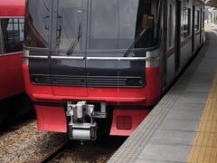 笠松で、新羽島行きに乗り換え。
こちらの車両も、クロスシートとロングシートの混合タイプだった。
笠松から江吉良までが竹鼻線で、新羽島までの一駅だけが羽島線となっている。羽島線は、1982年開業の比較的新しい路線。