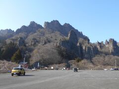 4月6日の中之嶽神社駐車場。広いパーキングなので目立ちませんが、いることはいました。