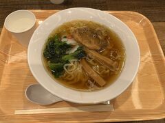 まずは佐野ラーメンの朝食（＝つまり朝ラー）を
下り線のフードコートは2022年7月にリニューアルされていて、気持ちが良い。
この店（さのや）はオーソドックスな醤油味。
太めのちぢれ麺にチャーシュー、かまぼこ、ほうれん草、メンマがトッピング。あっさりしていて食べやすい。