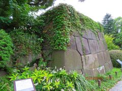 石垣がある。
これは日比谷見附跡で江戸城の重要な見附だったらしい。