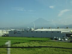 新幹線のぞみ号で西へ向かいます。

車窓から眺める富士山は今日も美しい。

