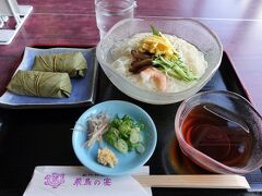 あすか野
やっと、ご飯！
石舞台古墳前に在る昔ながらの食堂と言った雰囲気のあすか野さんで、素麺セット。
柿の葉寿司が付いて1150円です。暑かったので、奈良らしくも涼しげなメニュー選択