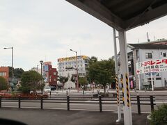 名もなきを出た後、弟と合流したら名もなきから川内駅の距離がしんどくて途中で断念したそうで(この日は暑さよりも湿度がしんどかったです…)。
昼食前に川内駅に車で寄り道。
弟が川内駅の建物に入っている間、私は西口の駐車場で待機です。
東口もですが、30分以内に出れば無料になります。