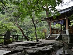 ●五龍王神社

崖地の方へ進んでいくと、高龍命（たかおのみこと）をお祀りする「五龍王神社」の小さなお社が鎮座しています。
神社の名前からすると、「龍王峡」という名前の由来でしょうか。