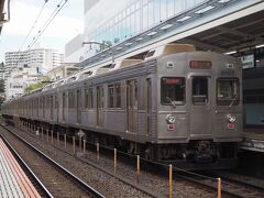 そして、熱海駅へ。伊東線のホームにちょうど、伊豆急行8000系が入線して来ました。。