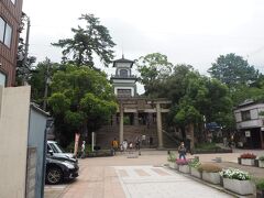 周遊バス左（逆時計回り・緑色）に乗って、尾山神社へ
前田利家公を祀っています