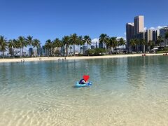 ラグーンではやっぱり魚を追いかける

ここで初日にもらった砂遊びセットを、近くで遊んでいた日本人家族へあげました

そのご家族はあと2週間滞在するそうで
うらやましい！