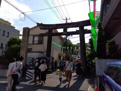 鳥居をくぐって駅に戻ります