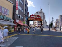 巣鴨地蔵通り商店街の入口からとげぬき地蔵尊に向かいます