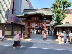 とげぬき地蔵尊：高岩寺（こうがんじ）は曹洞宗の寺院で創建は1596年で、1891年に巣鴨に移転してきたそうです。