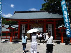 またバスで移動して来ました。
熊野速玉大社

熊野三山の一角をなす新宮市の大社です。
景行天皇の時代に、神倉神社のゴトビキ岩に降臨した熊野権現を勧進するため、社殿を造営したそうです。