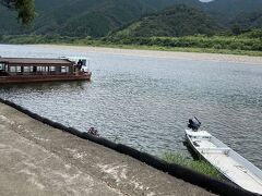 日本最後の清流と言われる四万十川です。
屋形船にお弁当とお茶を受け取り乗り込みます。