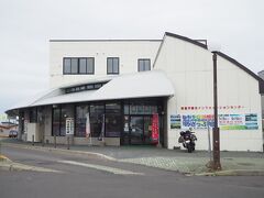 駅出てすぐ左にあるこの建物が根室駅前バスターミナル。
ここから納沙布岬行きのバスが出ております。