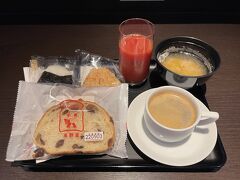 旅のスタートは、ダイアモンドプレミアラウンジ
新入り？浅野屋のパンがありました＾＾

申し訳ないけれど、美味しくない＾＾；
普通の、ごくごく普通のおむすびだけでいいのになぁ（汗）