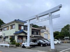 父と母が眠る横須賀のお墓詣りを済ませて昼食！
鴨井海岸の目の前で、鴨居八幡神社の大きな鳥居の横に店を構える鴨鶴（かもつる）
開店時間は11:30～だけど11：10に到着、店の玄関を開けて置いてあるホルダーの紙にに名前・人数・携帯番号を記入・・・