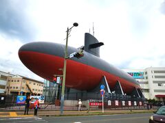 隣の自衛隊の展示館へ。
これ、本物の潜水艦を陸揚げしたらしい。
こんなでかいのね。ゴイスー。