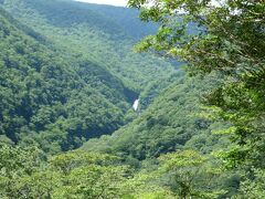 名前の通り、どっしりした滝です。
澄川本流に流れる大きな滝も迫力を感じ、歩いても行けるようですが・・