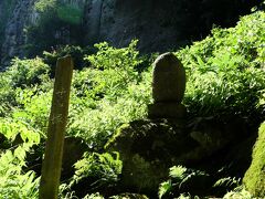芭蕉を偲んで俳人・坂部壺中らが「閑かさや・・」と句をしたためた短冊をこの場所に納め、石塚を建てたと言われてます。