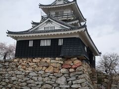 (写真) 13:41 天守閣 8:30-16:30 入場料200円 (天守門、天守閣共通)
!!現在浜松城天守閣については外装改修工事中。2022年12月20日頃まで!!
*https://www.entetsuassist-dms.com/hamamatsu-jyo/
このサイトから３Dバーチャル映像で天守閣内を覗けます(^^♪