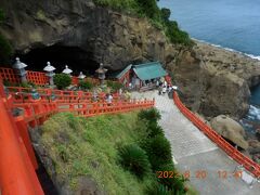 雑誌でよく見る風景。緑の屋根の建物はお守りなどの販売所。