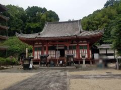 本堂は屋根の反りが美しいです。国宝です。