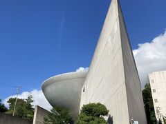 温泉はしごで、どなたか有名な建築家の作？玉造温泉の日帰り湯。あのてっぺんのお椀が湯舟エリア、なんと深さ１ｍくらいな露天とかあって…なんつうか、芸術的？非機能的ｗ？入りにくいんですけども。