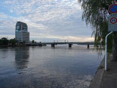 ホテルもしっかり温泉つきにしました。タワー型駐車場に車入れて、夕飯捜しに本日の散歩の締め、宍道湖の夕陽を見に。