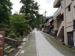 大山寺へ続くまっすぐな道。けっこうきつい。