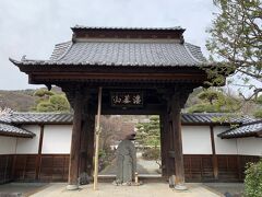 「ゆかりの地」７か所目＝【法蓋山東光寺】（甲府五山の一つ）

山門にお地蔵さん♪♪