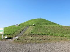 博物館でみた出土品が発見された実際の古墳に向かいました。群馬県立歴史博物館からは車で数分の距離なのですが、大渋滞で３０分ほどかかってしまいました。
観音山古墳は６世紀後半に造られました。周囲にはほかに普賢寺裏古墳（５Ｃ前半）、不動山古墳（５Ｃ後半）、岩鼻二子山古墳（現存せず）があり、綿貫古墳群と呼ばれています。