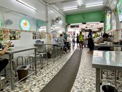 【緑のカオマンガイ】

この「ペップリー通り」にある「緑のカオマンガイ」屋と「ピンクのカオマンガイ」屋。

バンコクで最もカオマンガイ（海南チキン）』が、美味くて有名と言われるこの二店：

■『緑の』カオマンガイ（クワンヘン）と
■『ピンクの』カオマンガイ（ﾗｰﾝ・ｶﾞｲﾄｰﾝ・ﾌﾟﾗﾄｩｰﾅﾑ）

...を食べ比べてみた。