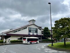 高坂駅に到着。天気は微妙ですが雨は降っていないのでありがたい。西口のバス乗り場から鳩山ニュータウン方面のバスに乗ります。