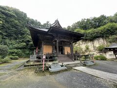 トンネルを通って数分で観音堂に辿り着きます。正法寺は奈良時代の718年に沙門逸海が岩殿山の岩窟に観音像を安置したことで開山。現在の建物は明治時代のものですが、非常に歴史の長いお寺のようです。本尊は千手観音菩薩。