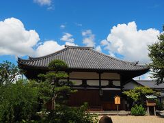 日本最古の仏像で有名な飛鳥寺にやって来ました。
お堂自体は江戸時代のものだそうです。