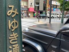 みゆきどおりにはベンツのGクラス、しかも艶消しの塗装の車が普通に駐車されています。