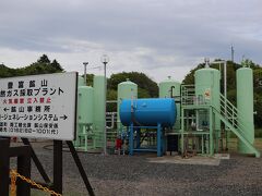 豊富温泉（写真）は石油採掘の際、発見された温泉です。町の日帰り入浴施設ふれあい温泉館に行きましたが、残念ながら定休日でした。写真は天然ガス採取プラントです。1972年まで、産出されるガスを利用し、北海道電力がガスタービン発電所を設置していたとのことです。