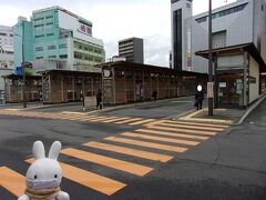 歩いて秋田駅西口バスターミナルへ行きます。
朝だから周りも静かだねぇ(・_・)。