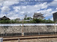 ホームからお城が見える福山駅。