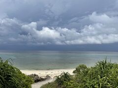 まずは、仲本海岸へ。
雲が多いのでイマイチ綺麗じゃない。残念。
満潮なのでシュノーケリングはできません。