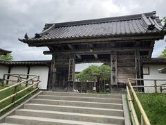 中尊寺までバスで行き、そこから長い坂道を登って登って…。結構歩くのでちゃんとした靴で行くことをおすすめします。

息を切らして歩き続け、ようやく中尊寺の入口が見えてきました。（※金色堂は更に奥です）