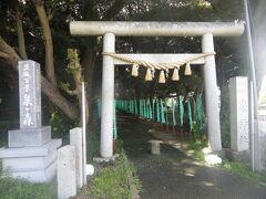 泉神社の境内へ。