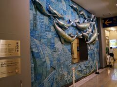 船の出航時間は、８時頃。

それまで、
ホテル１Fのローソンで買っておいたパンを
ベンチに座って、
朝食もぐもぐタイム。