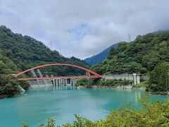 駅を出てしばらくすると、宇奈月ダムが見えてきます。
