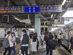 10:17無事に松本駅に到着です。ホームには長野行きの列車も待ち合わせしており、この先へ移動する者にとって、乗り換えの連絡は良いようです。しかし私は、松本市内の観光が目的なので、ここで下車します。

先程八王子から乗車してきた長距離走行列車は、休む間もなく再び高尾駅を目指して戻って行きます。忙しい列車ですね。